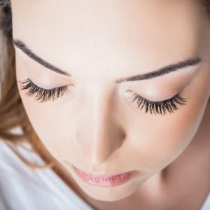 EXTENSIONES DE PESTAÑAS + LAMINADO Y HENNA